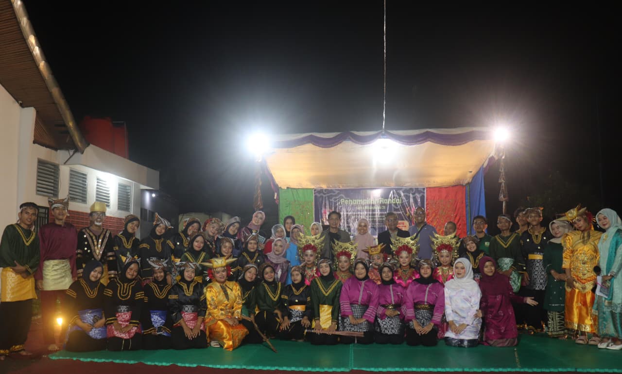 Mahasiswa Program Studi Sastra Minangkabau angkatan 2024 bersama dosen pengampu mengabadikan foto bersama pada pementasan Randai bertema "Melestarikan Permainan Tradisi Anak Nagari Minangkabau" di PDIM Balai Pelestarian Kebudayaan Sumatera Barat.